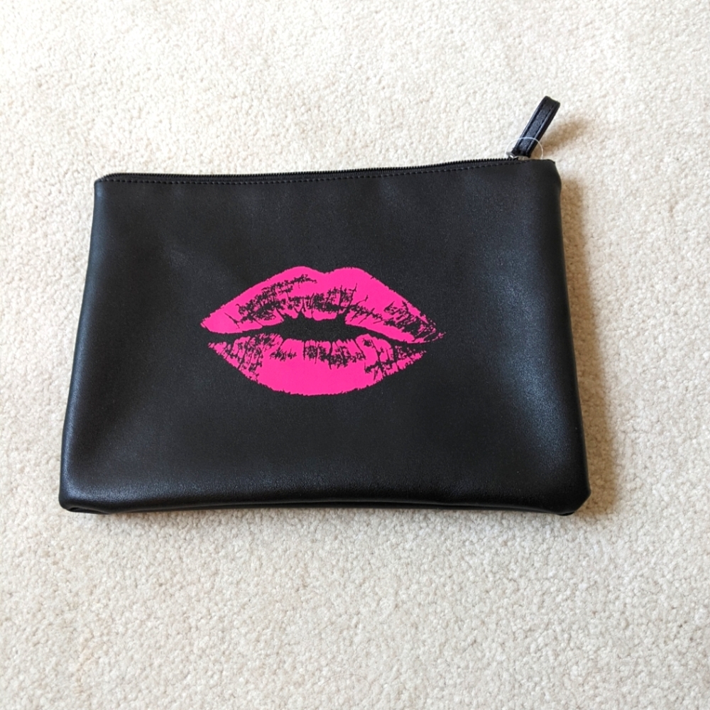 Bloomingdale's large black with hot pink lips faux leather cosmetic bag NWT